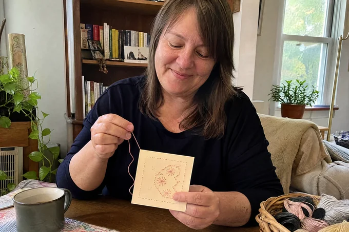 Sophie L. avec sa broderie sur papier terminée