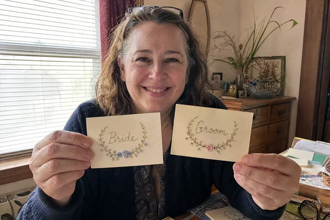 Karine M. avec sa broderie sur papier terminée